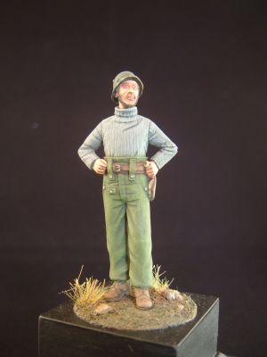 S2KW064 - German mechanic in pullover and steel helmet